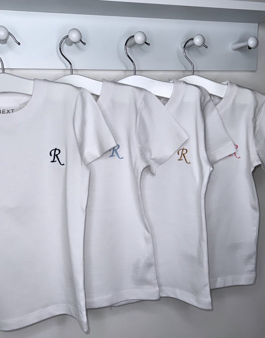 Short sleeve white t-shirt with initial